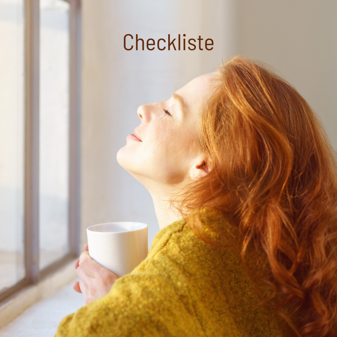 Entspannte Frau, die mit Tasse vor einem Fenster sitzt und die Sonne genießt, Text: Checkliste Entspannte Frau, die mit Tasse vor einem Fenster sitzt und die Sonne genießt, Text: Checkliste
