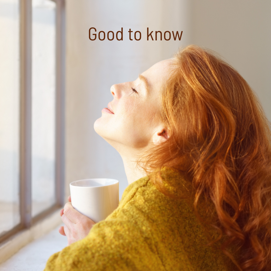 Entspannte Frau, die mit Tasse vor einem Fenster sitzt und die Sonne genießt, Text: Good to know Entspannte Frau, die mit Tasse vor einem Fenster sitzt und die Sonne genießt, Text: Good to know