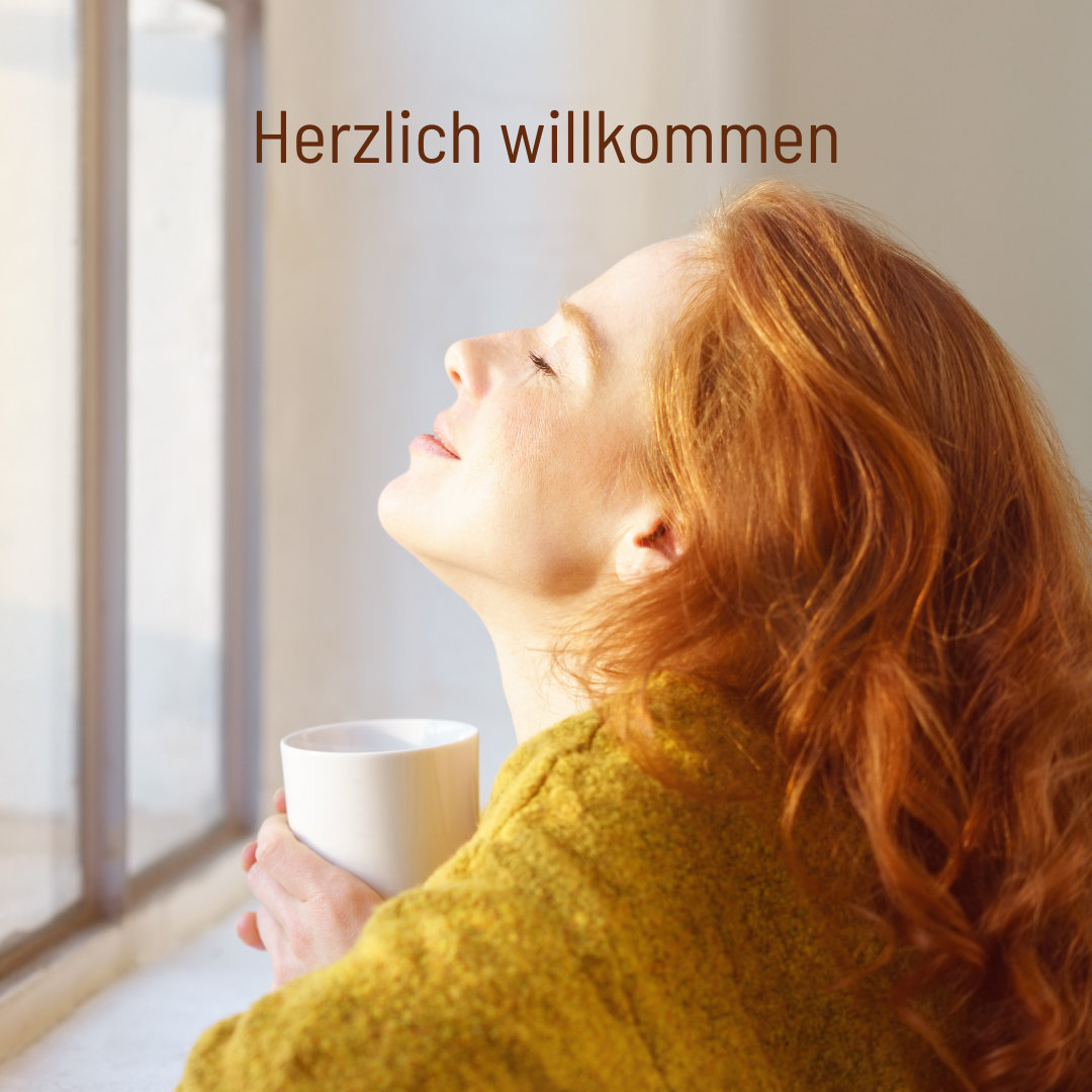 Entspannte Frau, die mit Tasse vor einem Fenster sitzt und die Sonne genießt, Text: Herzlich willkommmen Entspannte Frau, die mit Tasse vor einem Fenster sitzt und die Sonne genießt, Text: Herzlich willkommmen